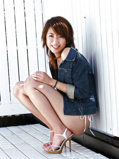 Gracile japanese young Jyuri Kanoh in beautiful bikini reveals tiny tits and spreads her legs 