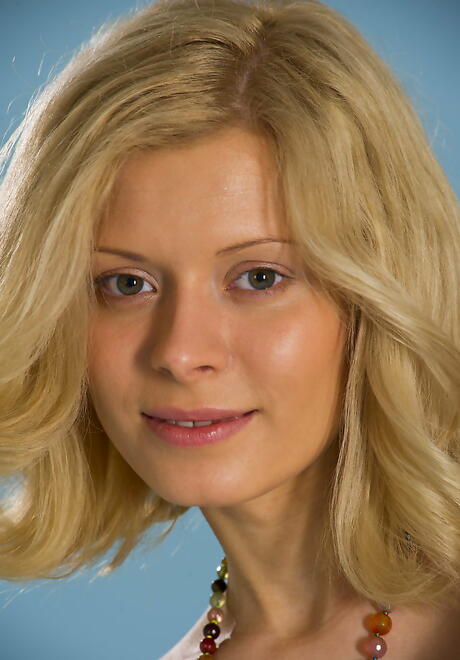 Stunning blond young Anne P denudes big boobies and shaved pussy 