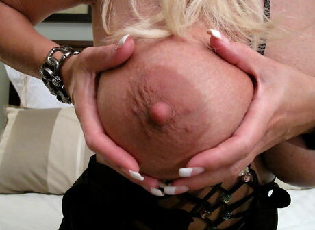 Stunning american wife Sandra Otterson exhibiting big boobs and hot butt 